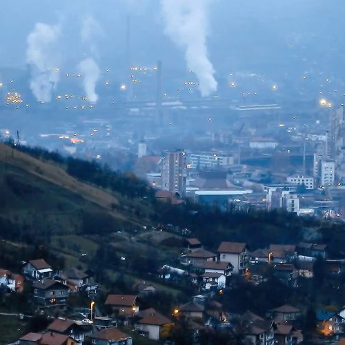 Feltbesøg i Bosnien: Zenica omspændt af røg